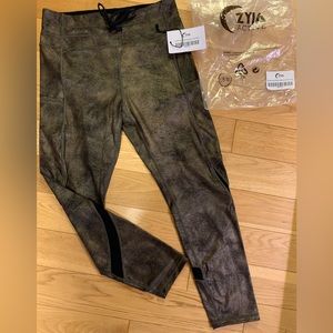 Look amazing in these Distressed Copper Luxe Drawstring 7/8 leggings, size 8-10.